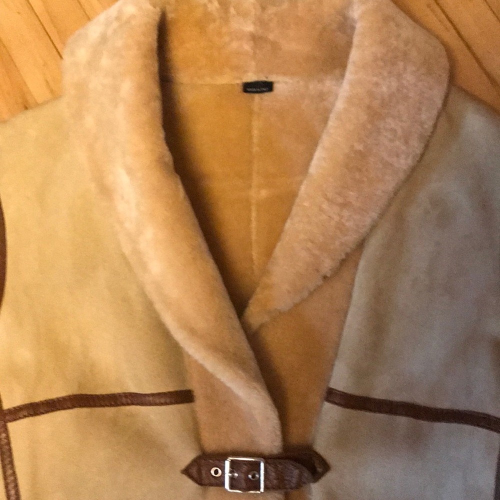 Luxurious Italian Sheepskin Fur Coat - Picture 2 of 9